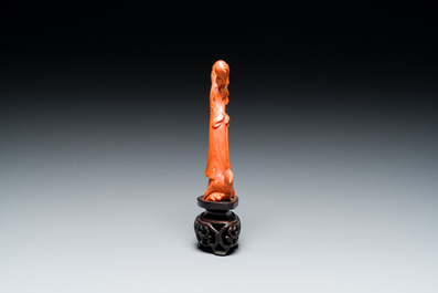 Sculpture d'une femme avec des p&ecirc;ches en corail rouge, Chine, 19/20&egrave;me