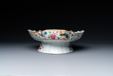 Een zeldzame Chinese Canton famille rose tazza met een tuinfeest van wijsgeren, 19e eeuw