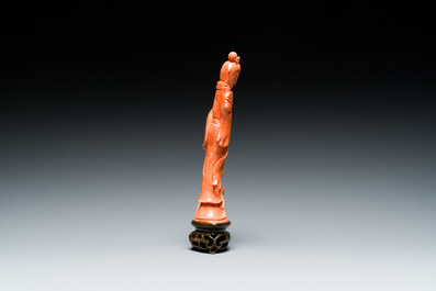 A Chinese red coral figure of a lady with a fan, 19/20th C.