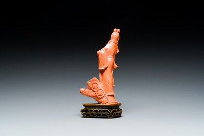 A Chinese red coral figure of a lady with a fan, 19/20th C.