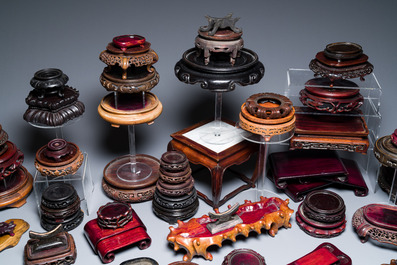 Een uitgebreide collectie Chinese houten sokkels, Qing en 20e eeuw