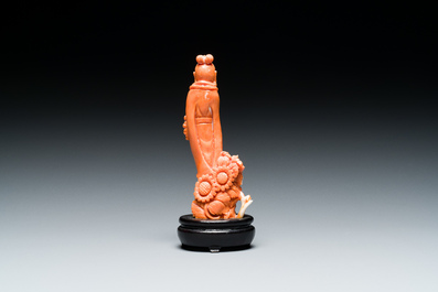 Een Chinese bloedkoralen sculptuur van een dame met een pauwenwaaier, 19/20e eeuw