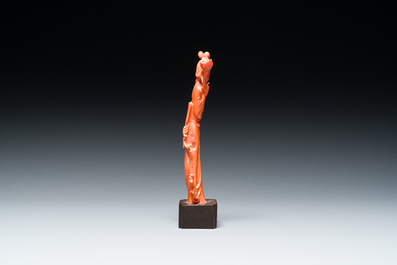 Sculpture d'une femme avec fleur de lotus en corail rouge, Chine, 19/20&egrave;me