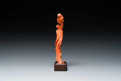 Sculpture d'une femme avec une branche fleurie en corail rouge, Chine, 19/20&egrave;me