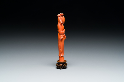 Sculpture d'une femme avec un &eacute;ventail en corail rouge, Chine, 19/20&egrave;me