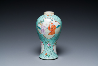 Een Chinese famille rose vaas met turquoise fondkleur met opengewerkt houten deksel en sokkel, 1e helft 19e eeuw