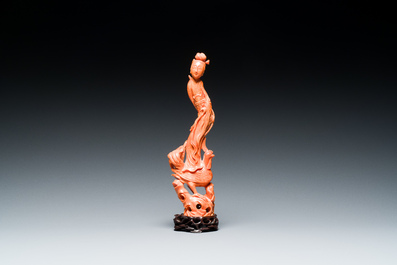 Sculpture d'une femme sur un ph&eacute;nix en corail rouge, Chine, 19/20&egrave;me