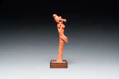 Sculpture d'une femme avec une branche fleurie en corail rouge, Chine, 19/20&egrave;me