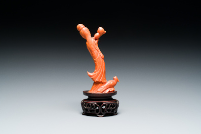 Sculpture d'une femme avec des p&ecirc;ches en corail rouge, Chine, 19/20&egrave;me