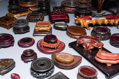 Een uitgebreide collectie Chinese houten sokkels, Qing en 20e eeuw
