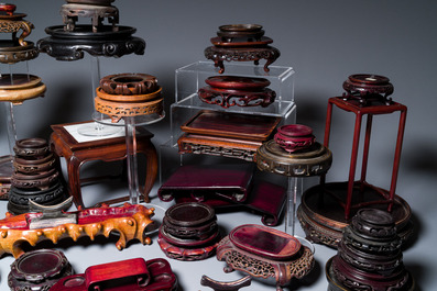 Een uitgebreide collectie Chinese houten sokkels, Qing en 20e eeuw
