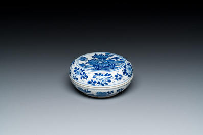 Een Chinees blauw-wit dekseldoosje met decor van antiquiteiten, Kangxi