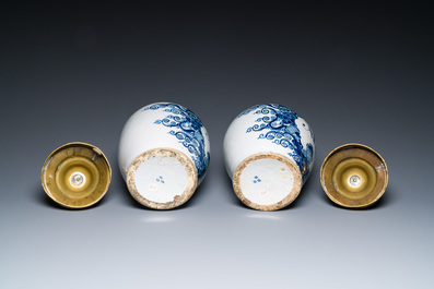 Een paar blauw-witte Delftse tabakspotten met koperen deksels, 18e eeuw