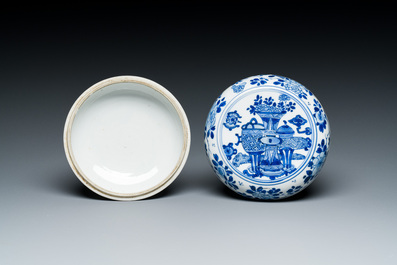 Een Chinees blauw-wit dekseldoosje met decor van antiquiteiten, Kangxi