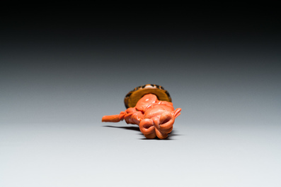 Sculpture d'une femme avec un &eacute;ventail en corail rouge, Chine, 19/20&egrave;me