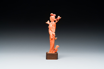 Sculpture d'une femme avec fleur de lotus en corail rouge, Chine, 19/20&egrave;me
