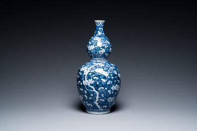 Vase de forme double gourde en porcelaine de Chine en bleu et blanc &agrave; d&eacute;cor de fleurs de prunus, 18&egrave;me