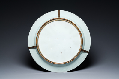 Tr&egrave;s grand plat en porcelaine de Chine en bleu et blanc &agrave; d&eacute;cor d'un paysage, Qianlong