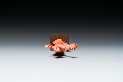 Sculpture d'une femme avec fleur de lotus en corail rouge, Chine, 19/20&egrave;me