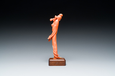 Sculpture d'une femme avec une branche fleurie en corail rouge, Chine, 19/20&egrave;me