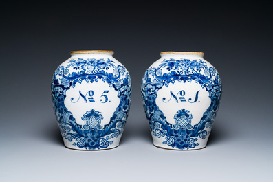 Een paar blauw-witte Delftse tabakspotten met koperen deksels, 18e eeuw