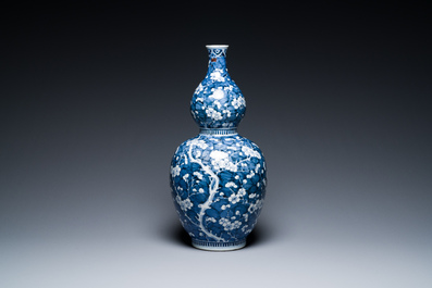 Vase de forme double gourde en porcelaine de Chine en bleu et blanc &agrave; d&eacute;cor de fleurs de prunus, 18&egrave;me