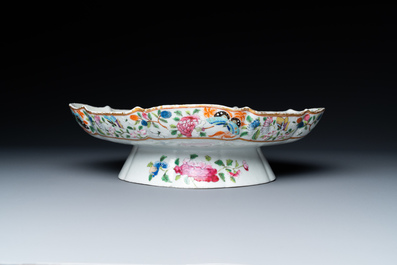 Een zeldzame Chinese Canton famille rose tazza met een tuinfeest van wijsgeren, 19e eeuw