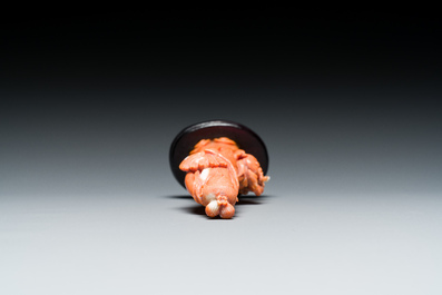 Een Chinese bloedkoralen sculptuur van een dame met een pauwenwaaier, 19/20e eeuw
