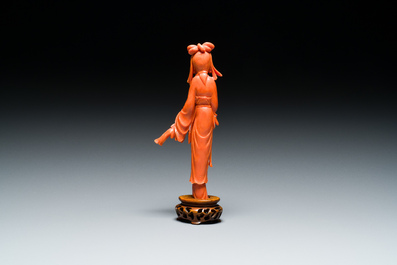 Sculpture d'une femme avec un &eacute;ventail en corail rouge, Chine, 19/20&egrave;me