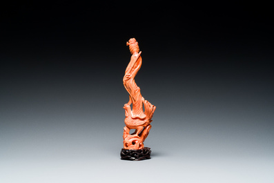 Sculpture d'une femme sur un ph&eacute;nix en corail rouge, Chine, 19/20&egrave;me