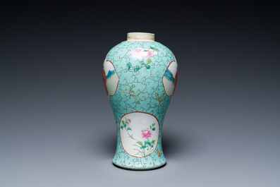 Een Chinese famille rose vaas met turquoise fondkleur met opengewerkt houten deksel en sokkel, 1e helft 19e eeuw