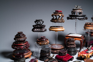 Een uitgebreide collectie Chinese houten sokkels, Qing en 20e eeuw