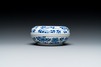 Een Chinees blauw-wit dekseldoosje met decor van antiquiteiten, Kangxi