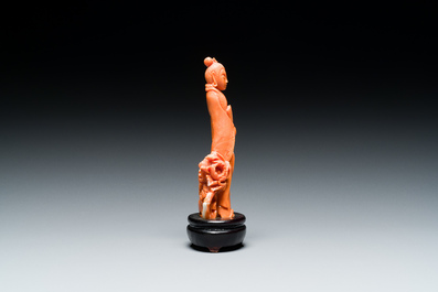 Een Chinese bloedkoralen sculptuur van een dame met een pauwenwaaier, 19/20e eeuw