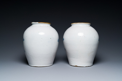 Een paar blauw-witte Delftse tabakspotten met koperen deksels, 18e eeuw