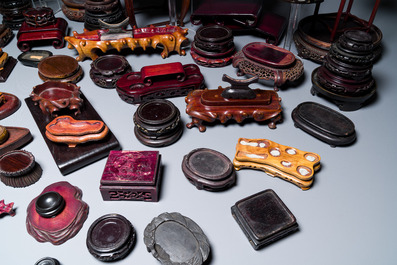 Een uitgebreide collectie Chinese houten sokkels, Qing en 20e eeuw