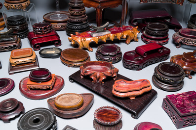 Een uitgebreide collectie Chinese houten sokkels, Qing en 20e eeuw