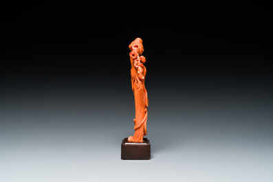 Sculpture d'une femme avec une branche fleurie en corail rouge, Chine, 19/20&egrave;me