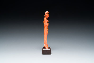 Sculpture d'une femme avec une branche fleurie en corail rouge, Chine, 19/20&egrave;me