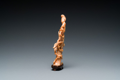 Sculpture d'une femme avec un chasse-mouche, Chine, 19/20&egrave;me