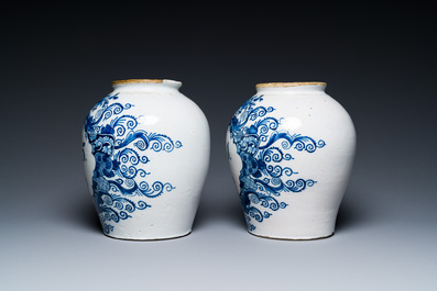 Een paar blauw-witte Delftse tabakspotten met koperen deksels, 18e eeuw