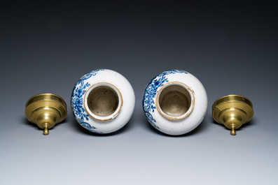 Een paar blauw-witte Delftse tabakspotten met koperen deksels, 18e eeuw