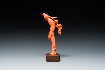 Sculpture d'une femme avec une branche fleurie en corail rouge, Chine, 19/20&egrave;me