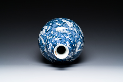 Vase de forme double gourde en porcelaine de Chine en bleu et blanc &agrave; d&eacute;cor de fleurs de prunus, 18&egrave;me