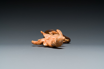 Sculpture d'une femme avec un chasse-mouche, Chine, 19/20&egrave;me