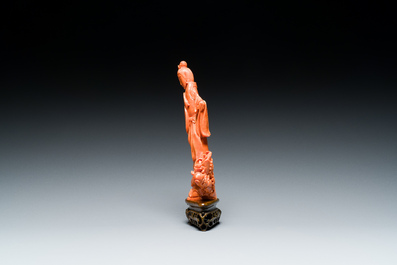 A Chinese red coral figure of a lady with a fan, 19/20th C.