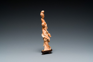 Sculpture d'une femme avec un chasse-mouche, Chine, 19/20&egrave;me