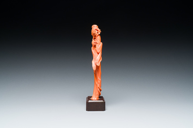 Sculpture d'une femme avec une branche fleurie en corail rouge, Chine, 19/20&egrave;me