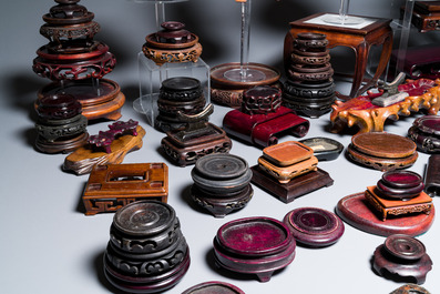 Een uitgebreide collectie Chinese houten sokkels, Qing en 20e eeuw