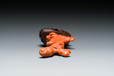 Sculpture d'une femme avec des p&ecirc;ches en corail rouge, Chine, 19/20&egrave;me